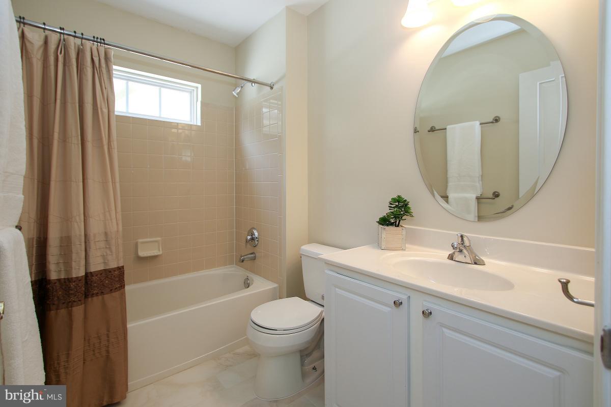 LORTON TOWN CNTR LANDBAY - Residential Lease