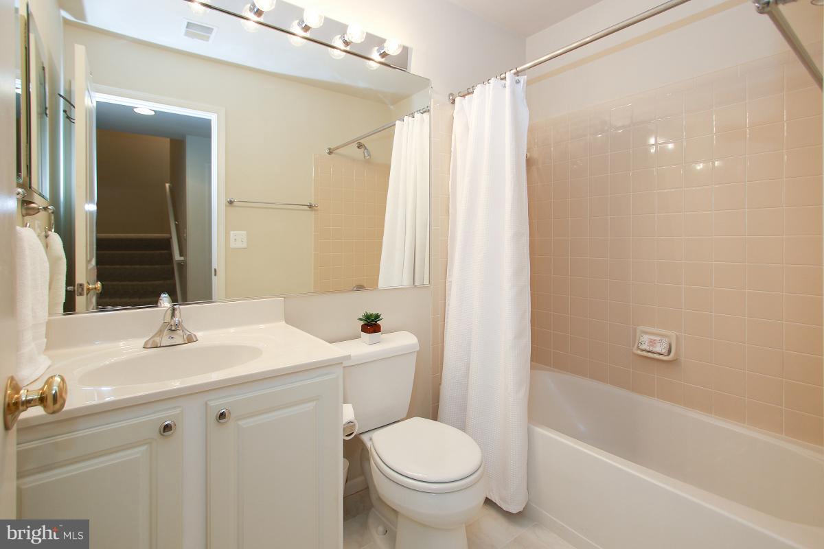 LORTON TOWN CNTR LANDBAY - Residential Lease