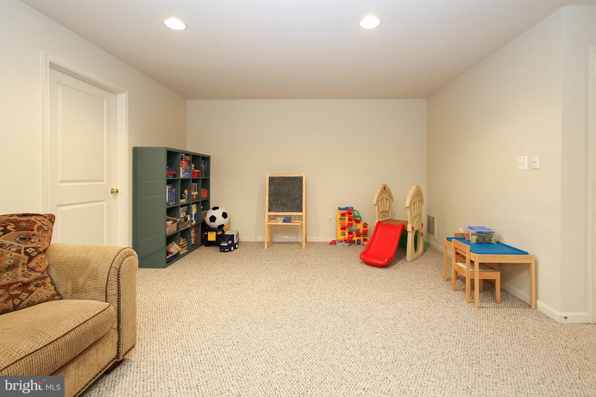 LORTON TOWN CNTR LANDBAY - Residential Lease