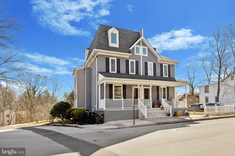 42 E 5th Avenue, Collegeville, PA 19426 - MLS#: PAMC2130624