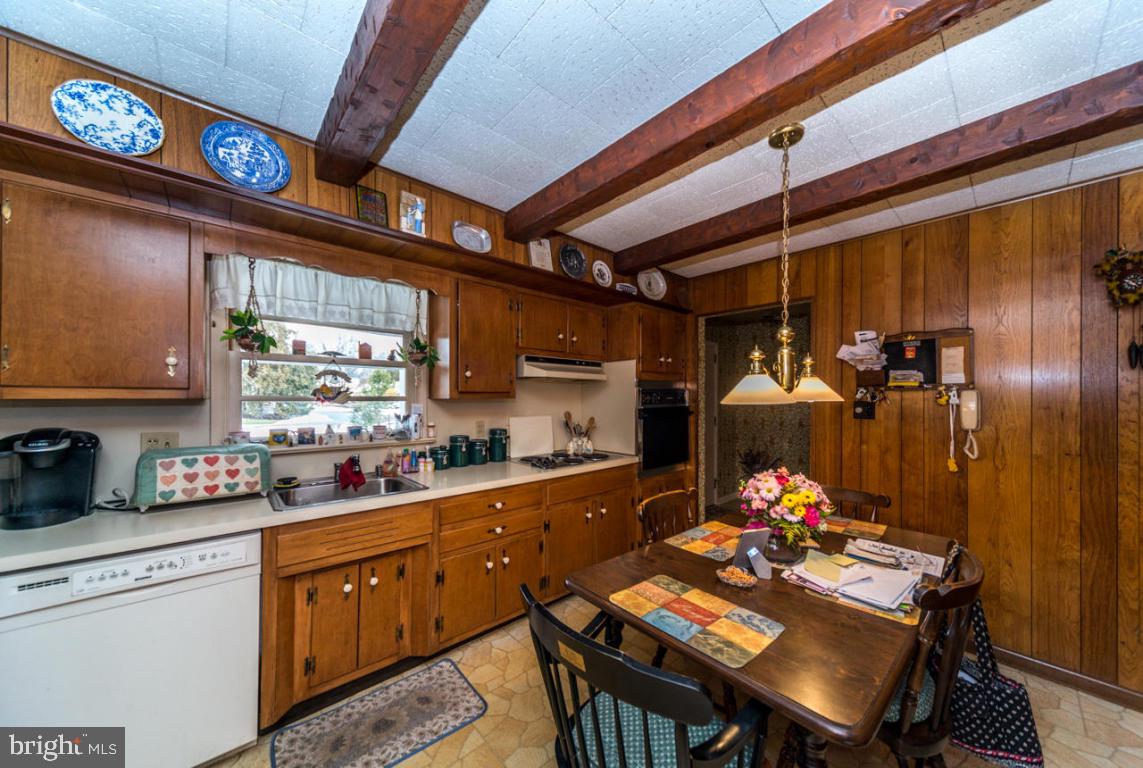 COLONIAL MANOR - Residential