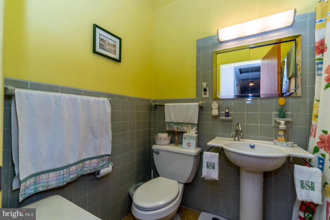 COLONIAL MANOR - Residential