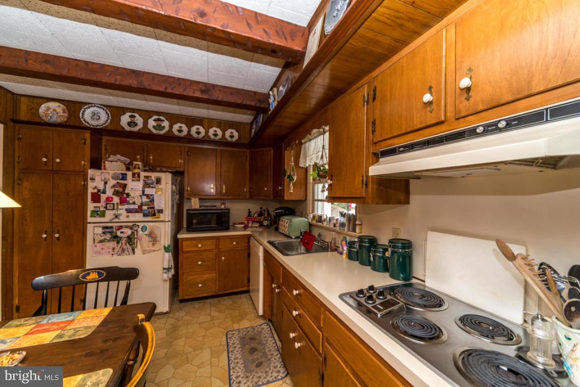 COLONIAL MANOR - Residential