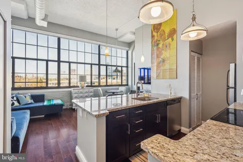 2429 Locust Street Unit 302, Philadelphia, PA MLS: PAPH2472854
