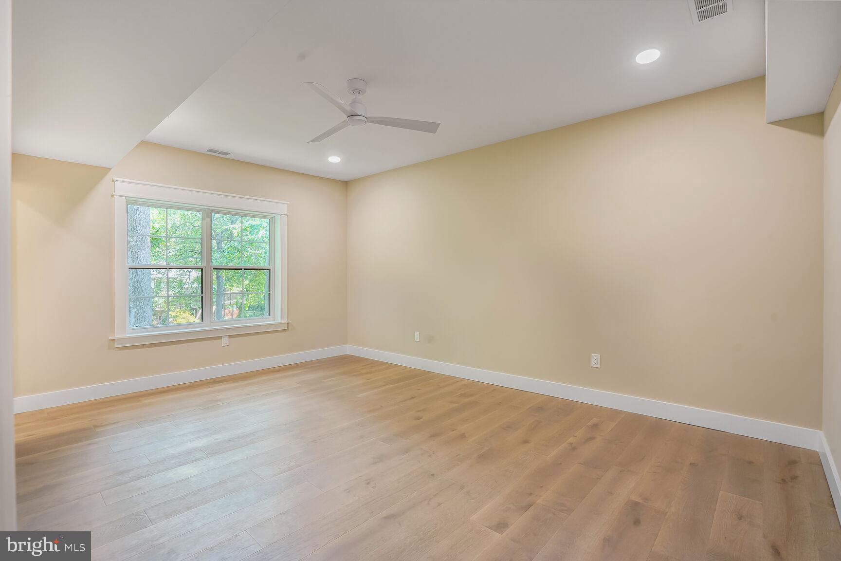 VIENNA WOODS - Residential