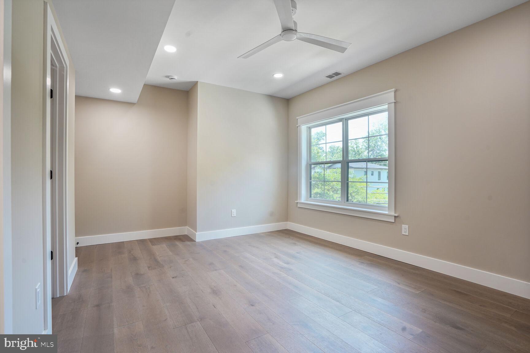 VIENNA WOODS - Residential