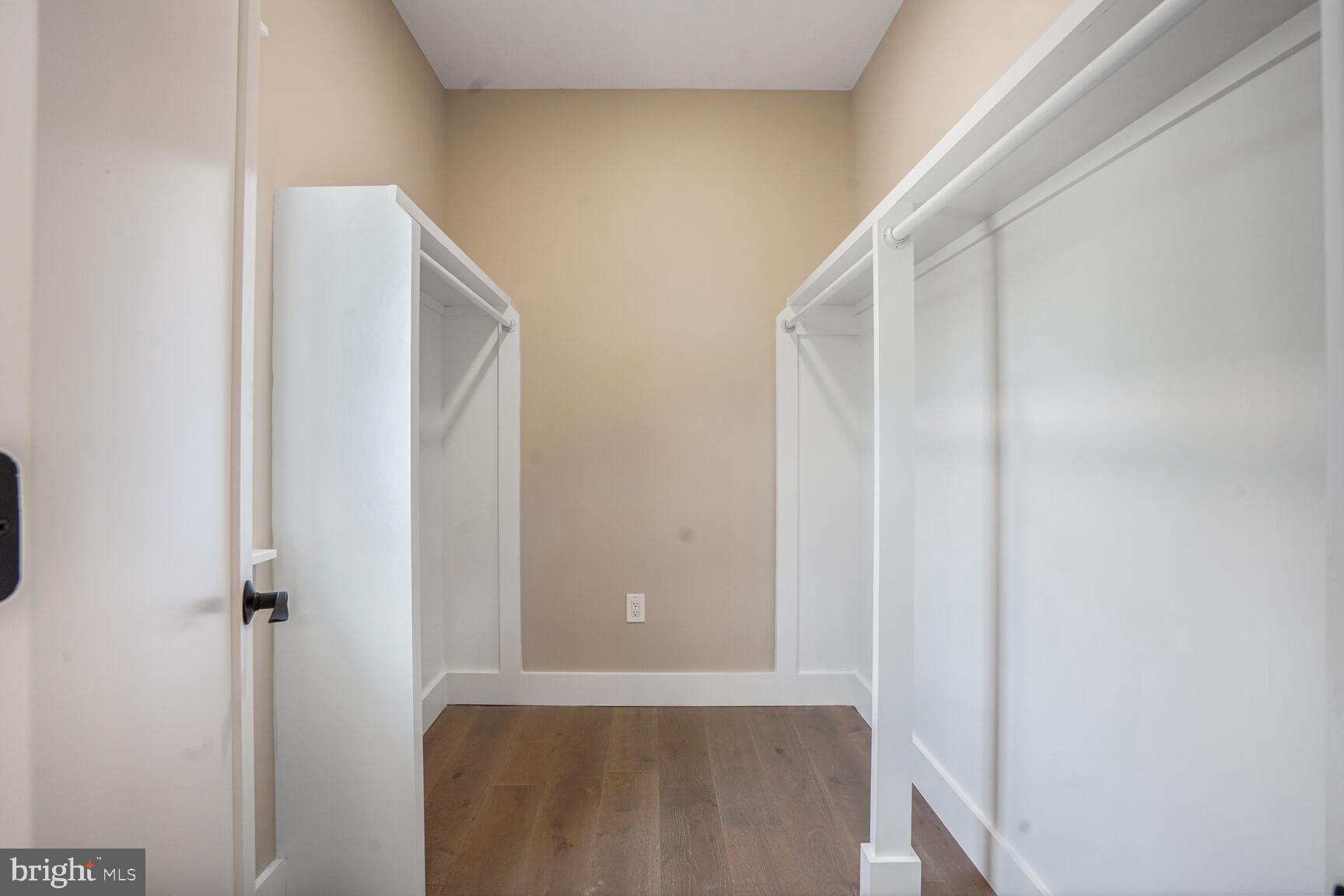 VIENNA WOODS - Residential