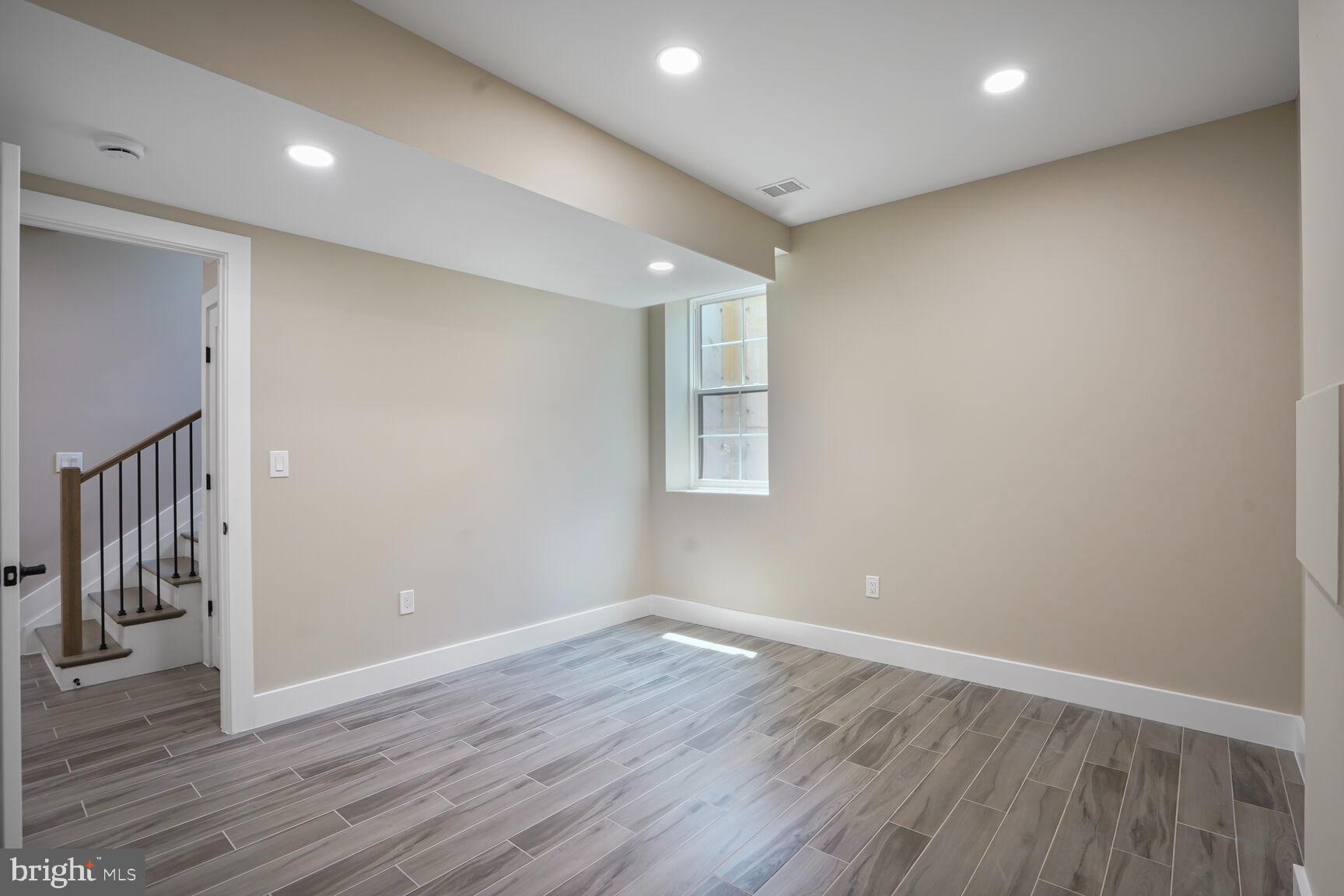 VIENNA WOODS - Residential