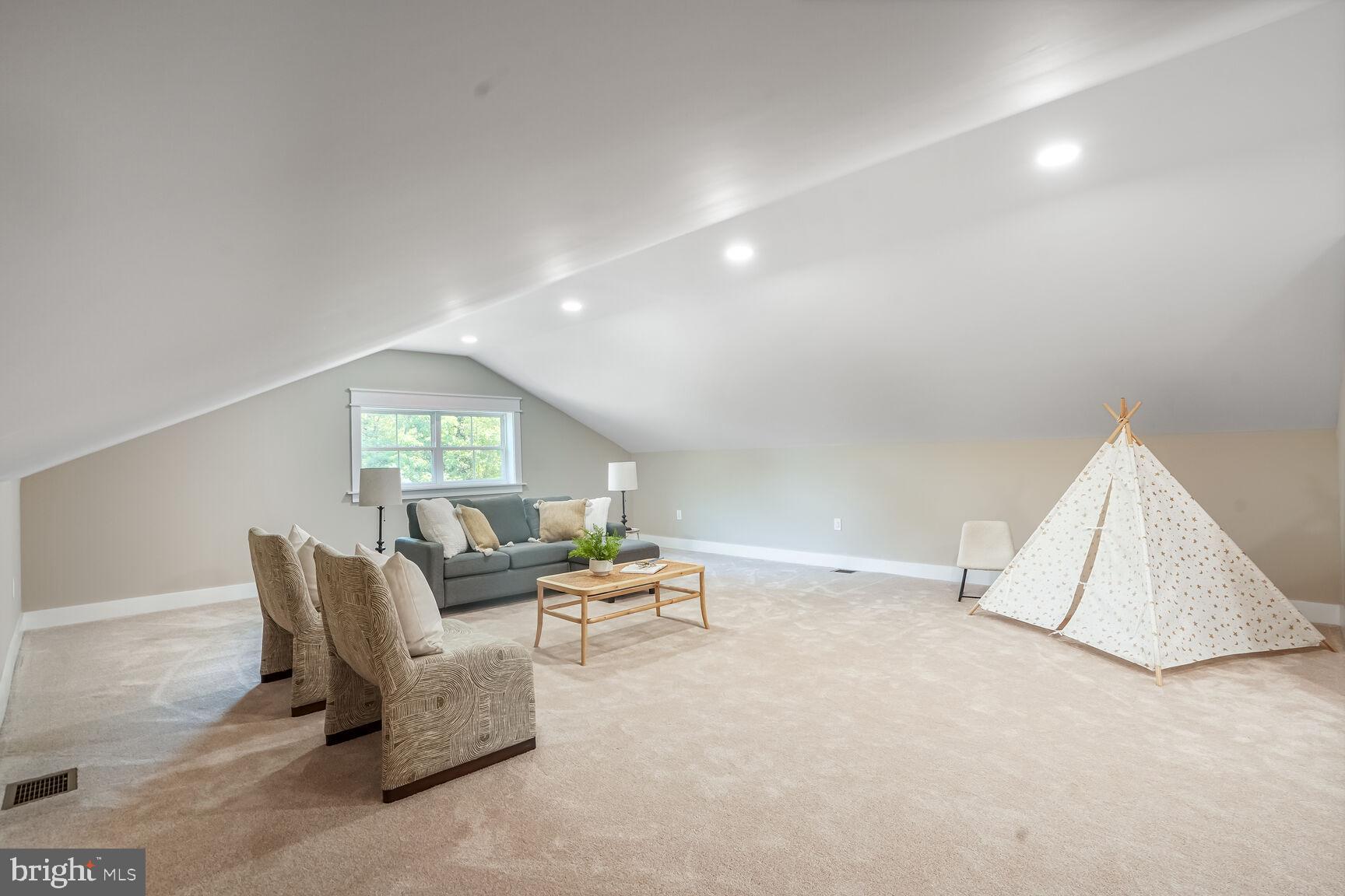 VIENNA WOODS - Residential