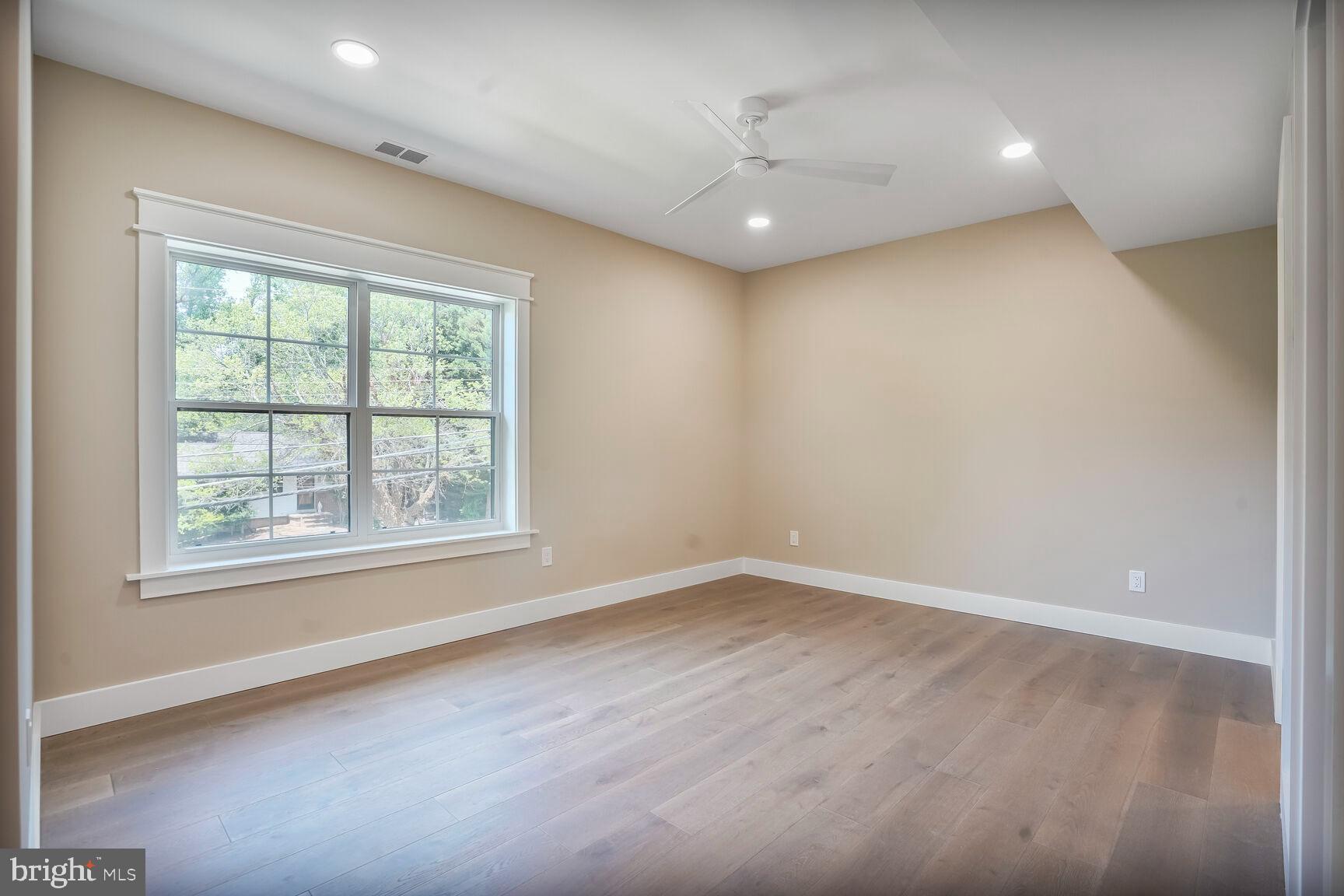 VIENNA WOODS - Residential