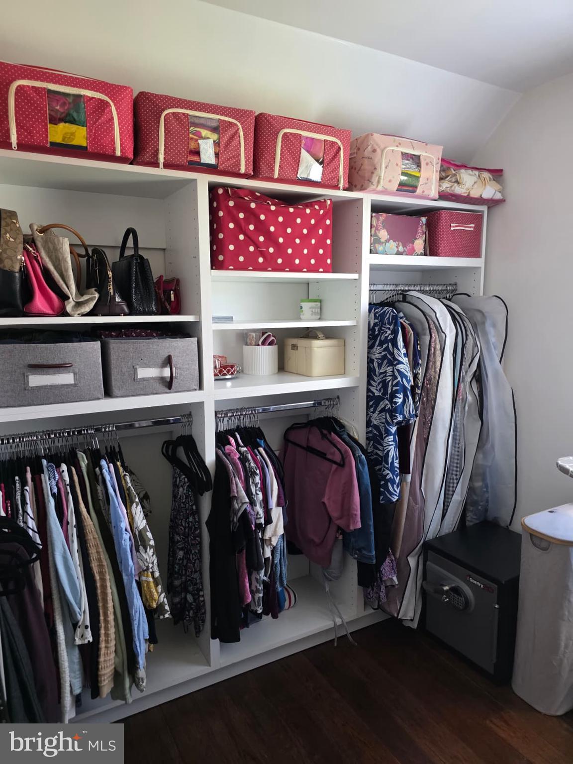 LOUDOUN VALLEY ESTATES - Residential