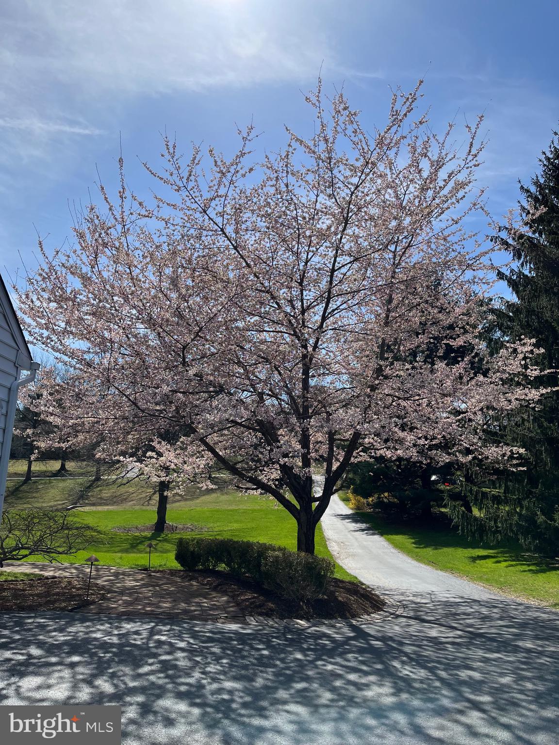 2 MONTBARD DRIVE