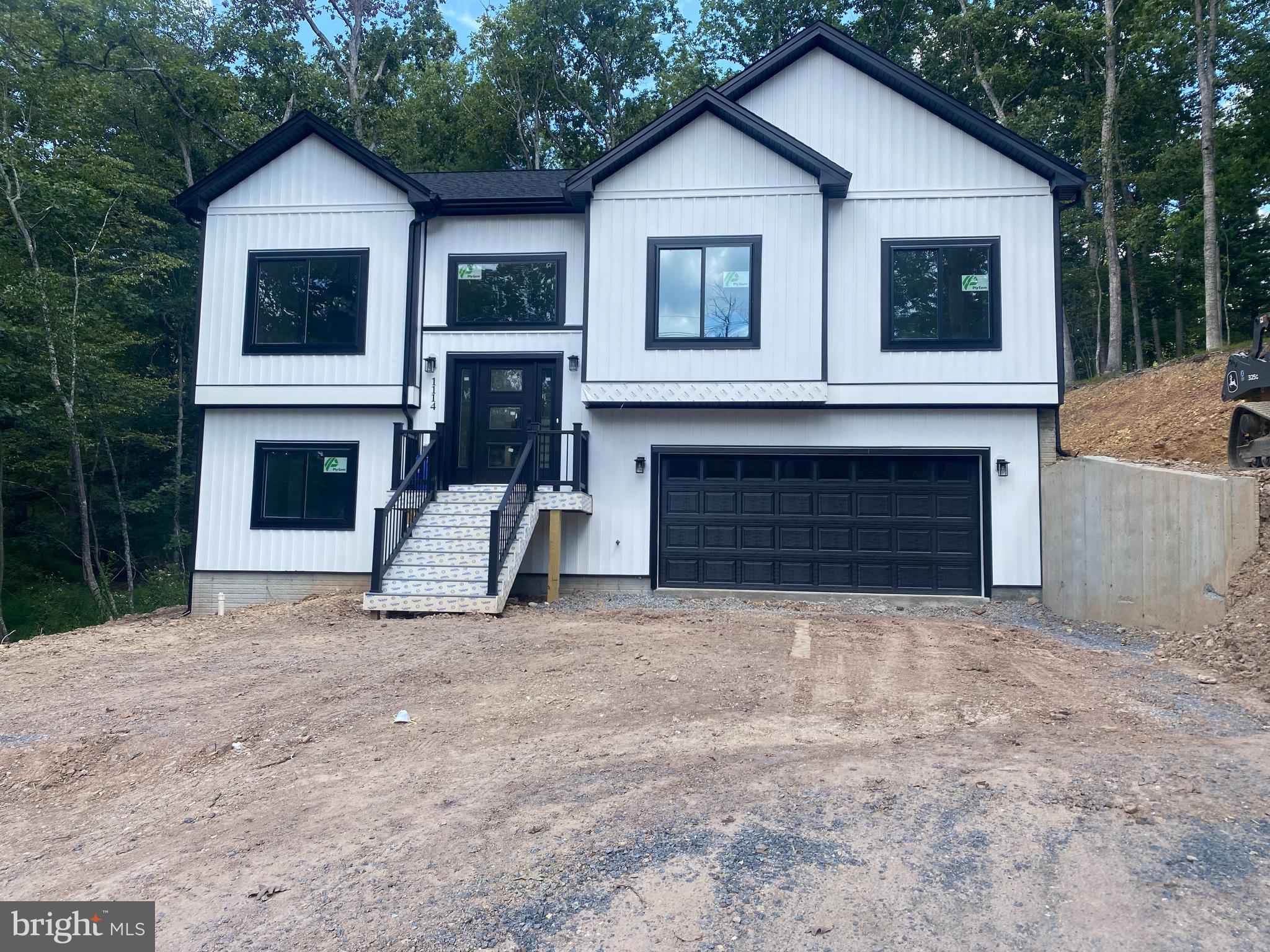 1114 LAKEVIEW DRIVE