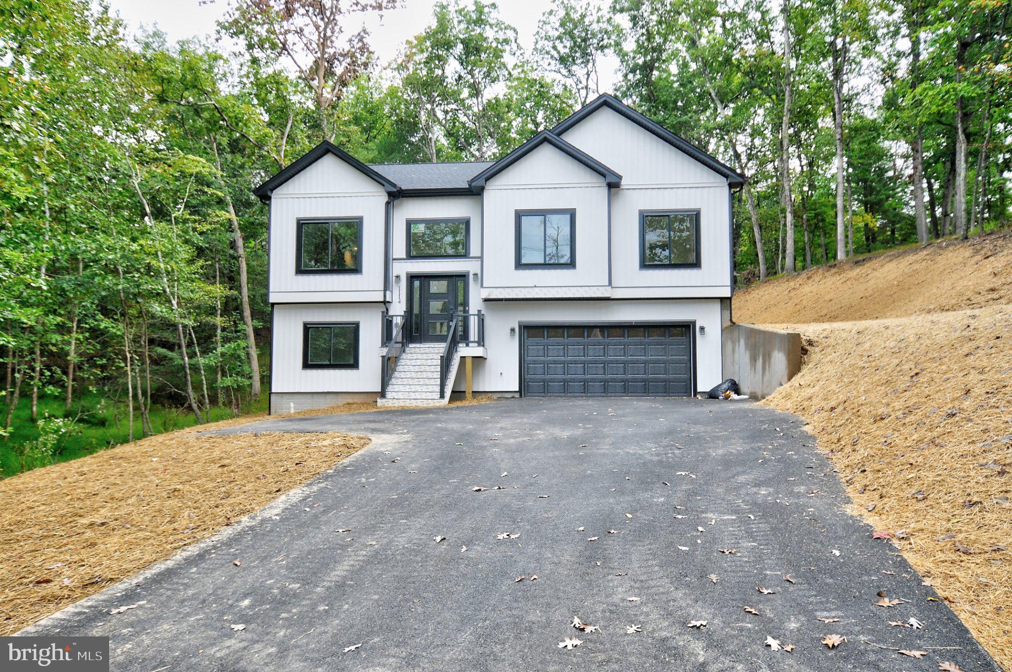 1114 LAKEVIEW DRIVE