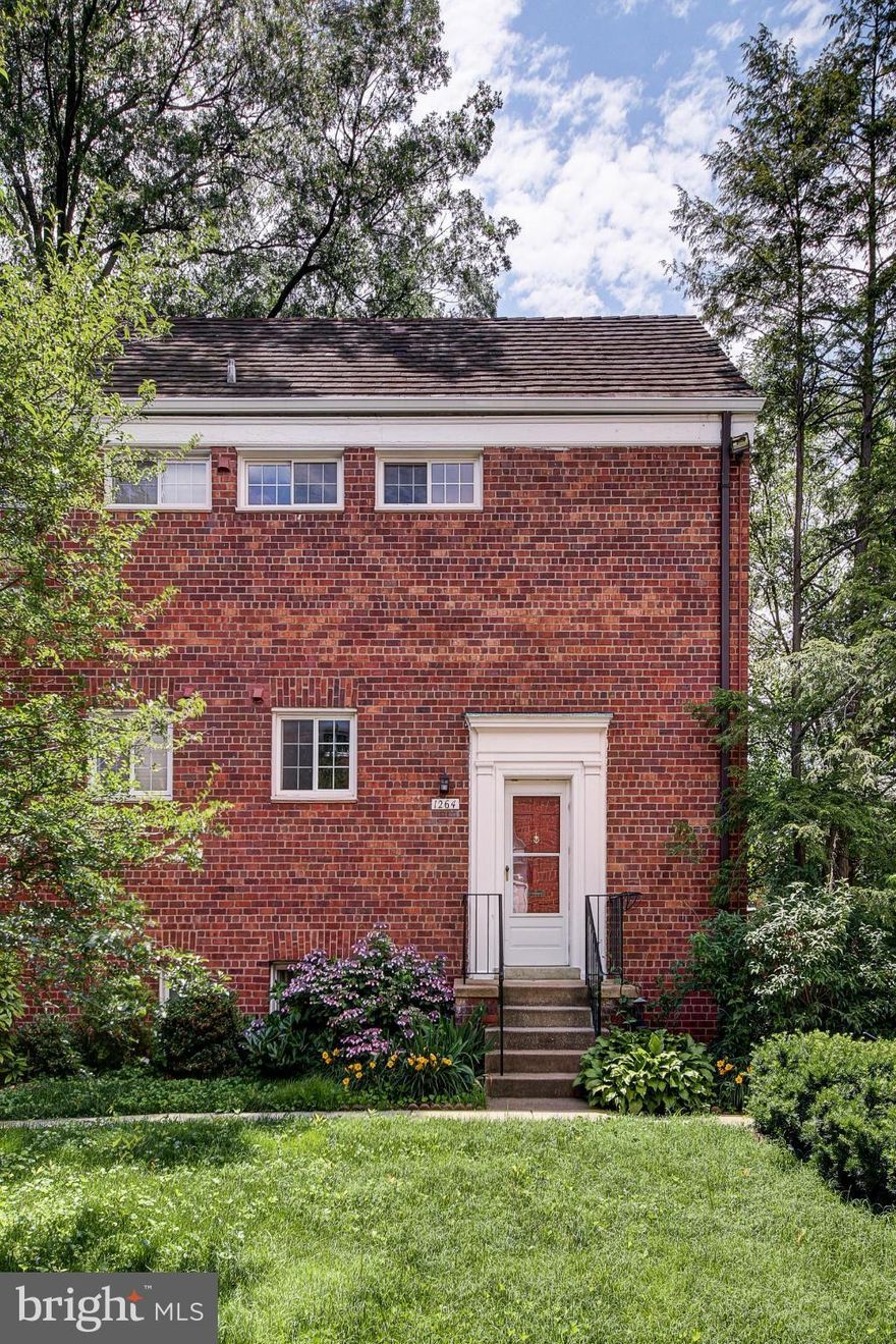 Updated 2BR. 1BA End Unit Condo on a cul-de-sac in outstanding neighborhood! It features large windows w/ custom wood framing,hardwood floors throughout,updated bright kitchen and bath.Washer/Dryer in the unit.Plenty of parking space.Wonderful community amenities such as pool,tennis ct,playground and more!Near to shopping,restaurants. Easy commute,close to I-395.