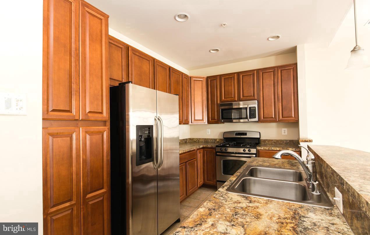 THE POINTE/VISTAS AT VA - Residential Lease