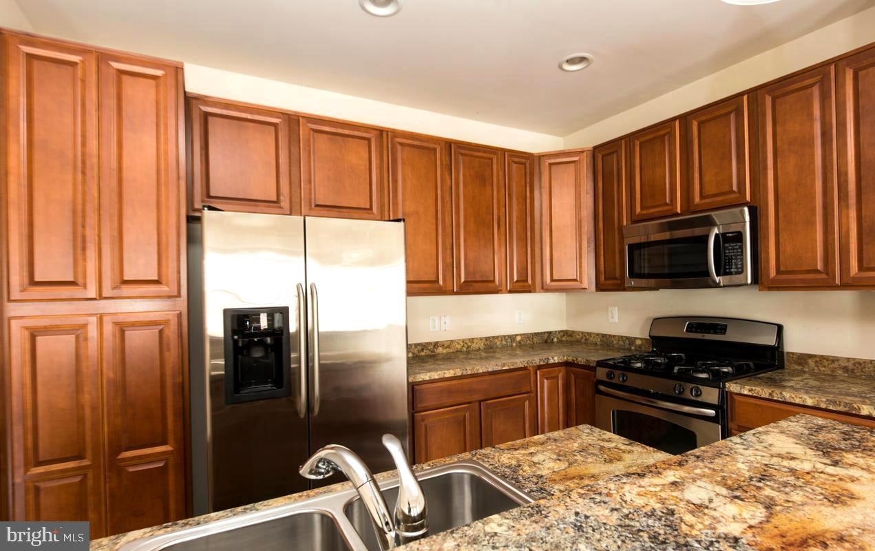 THE POINTE/VISTAS AT VA - Residential Lease