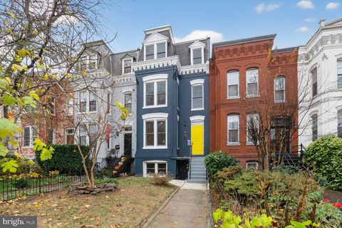 Photo of 709 Massachusetts Avenue NE, WASHINGTON, DC 20002 (MLS # DCDC2233142)