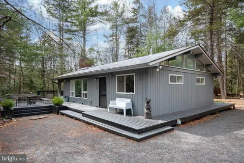 1109 Cedar Knoll Way, Pocono Pines, PA MLS: PAMR2004690
