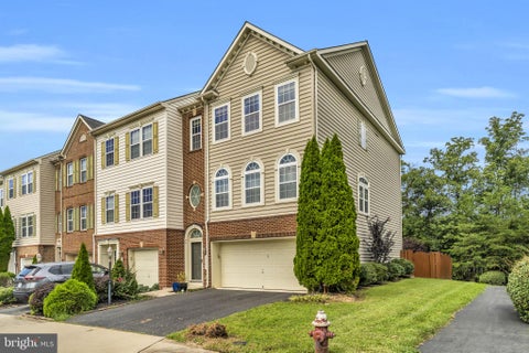 Townhouse For Rent - 25241 Beach Place<br/> CHANTILLY, VA 20152