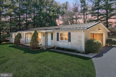 Photo of 2501 Sunset Circle, GLENVILLE, PA 17329 (MLS # PAYK2099646)