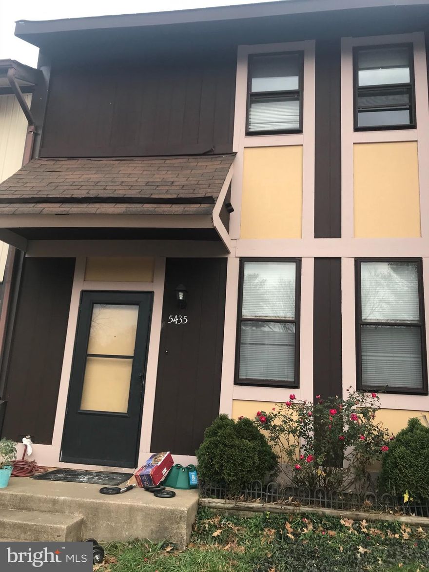 Freshly painted. New carpet raedy to move in condition for your clients. Close to Braddock Rd and George mason University. A must see town house in budget.  Text your business card to lister for code to see the house, Thanks for showing.