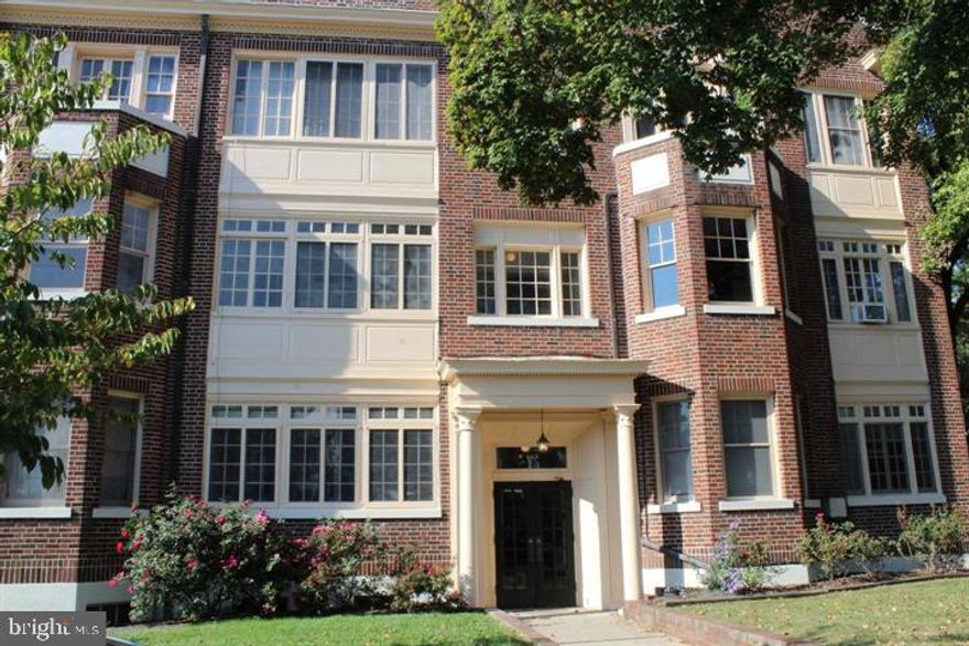 Quaint 1 bedroom, 1 bath residence in the Heflin Apartments. Featuring hardwood floors and a sunroom. It is a 2 and 1/2 block walk to the restaurants and performance venues in historic downtown Fredericksburg.