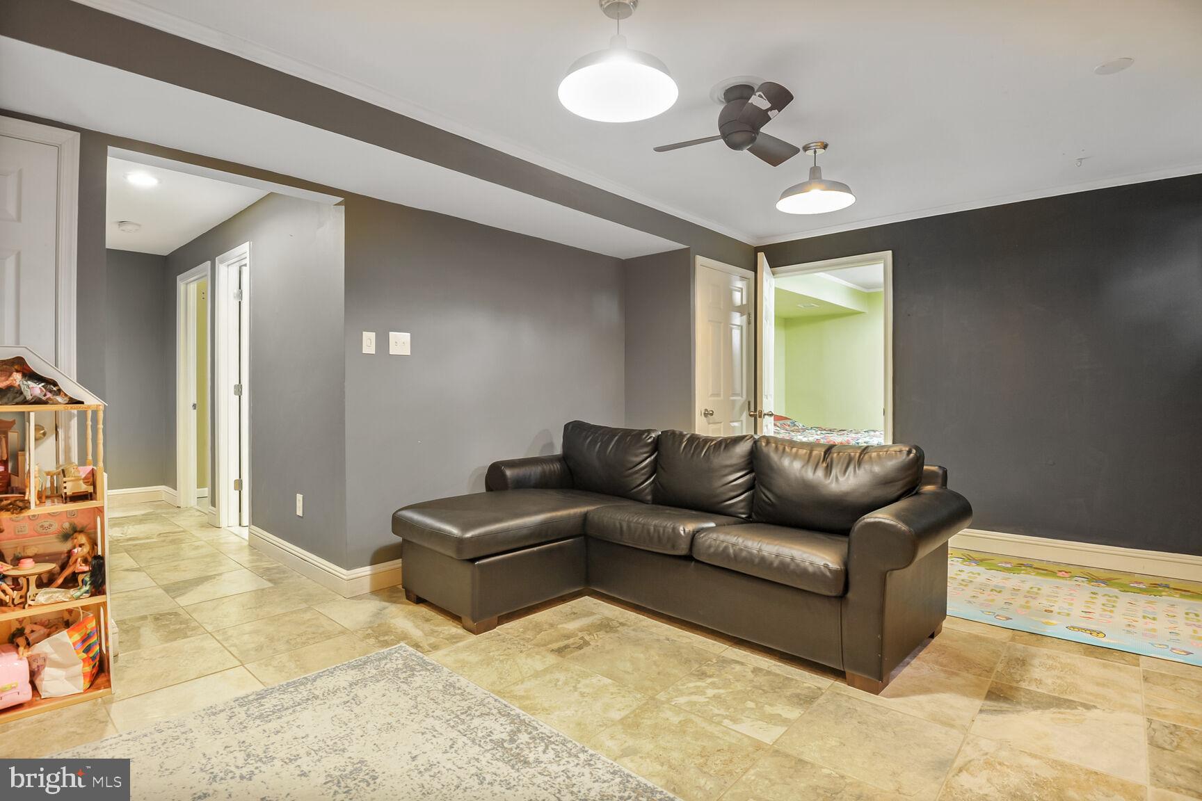 COUNTRY CLUB MANOR - Residential