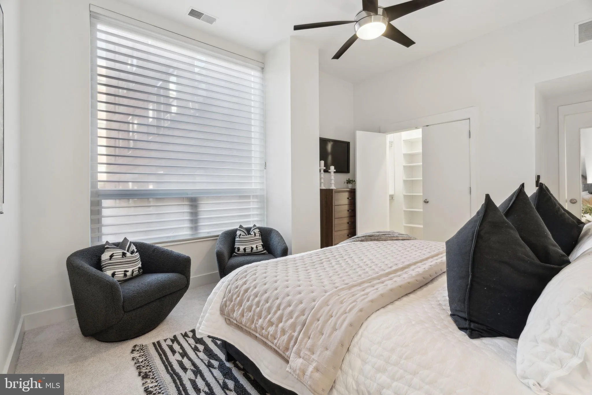 Philadelphia, Pennsylvania 19107, United States, 2 Bedrooms Bedrooms, ,2 BathroomsBathrooms,Residential,Active,114455