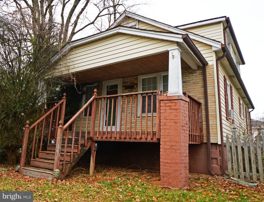 Great Investor or Fixer Upper Property!   Fix or Flip, would be a ideal for rental income. Estate Sale - Property Sold As-Is. Single family home, with fenced rear yard and parking. Close to grocery store, restaurants, and mall. No sign on property.