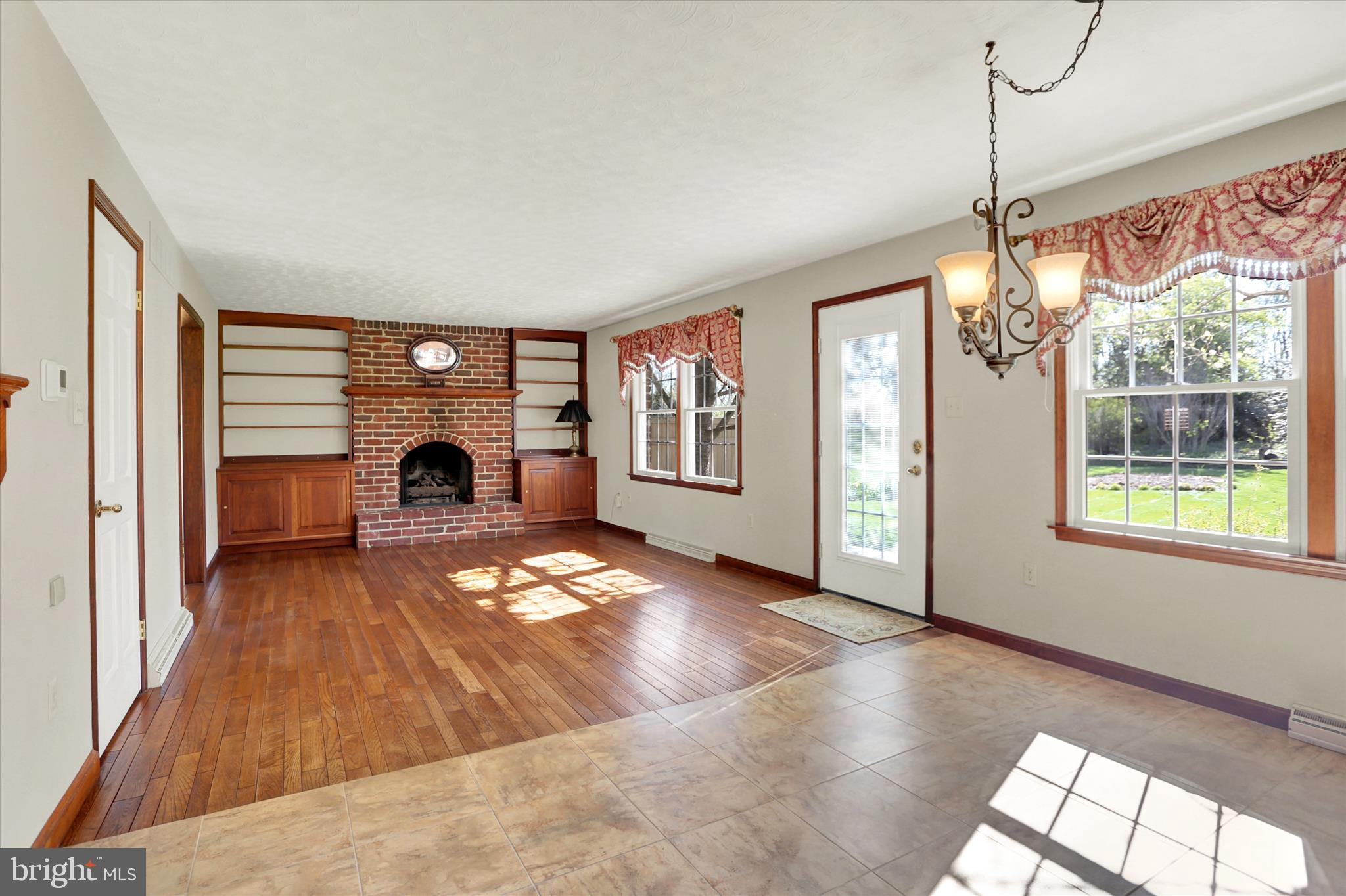 HALLWOOD HEIGHTS - Residential