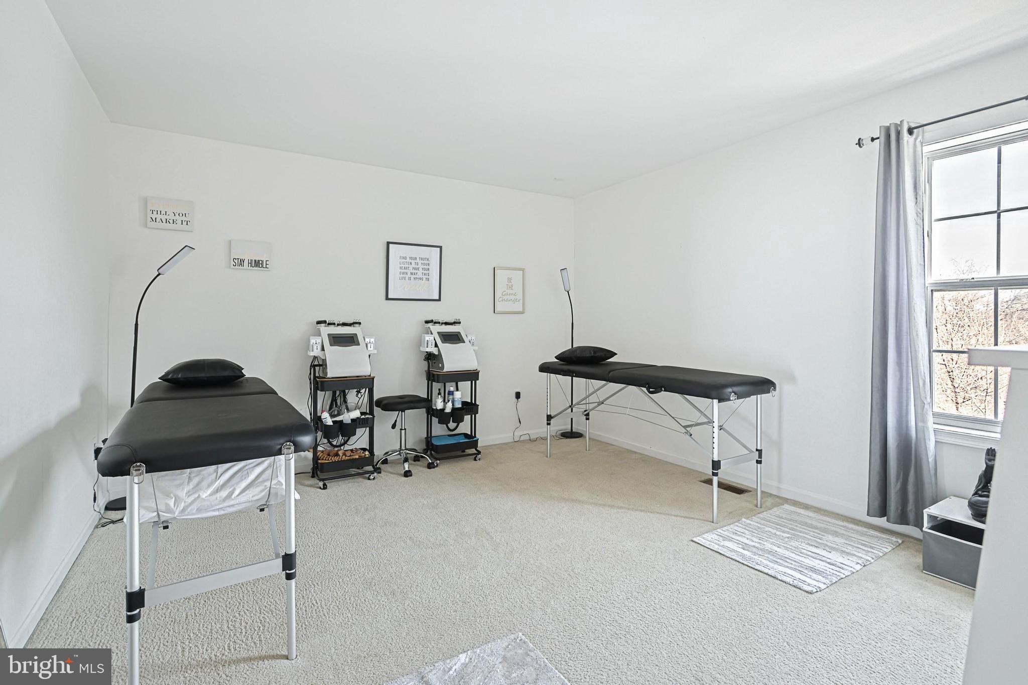 HAMPTON WOODS - Residential