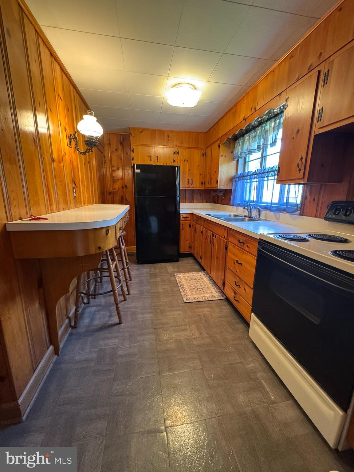 1128 SUNNYSIDE DRIVE