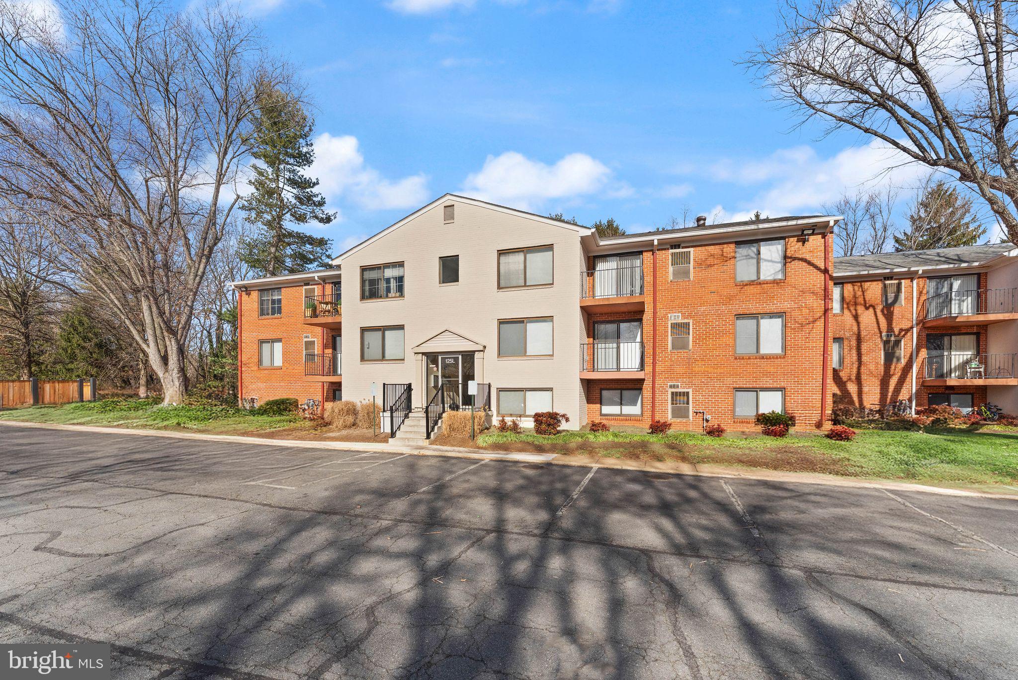 COUNTRY CLUB GREEN - Residential