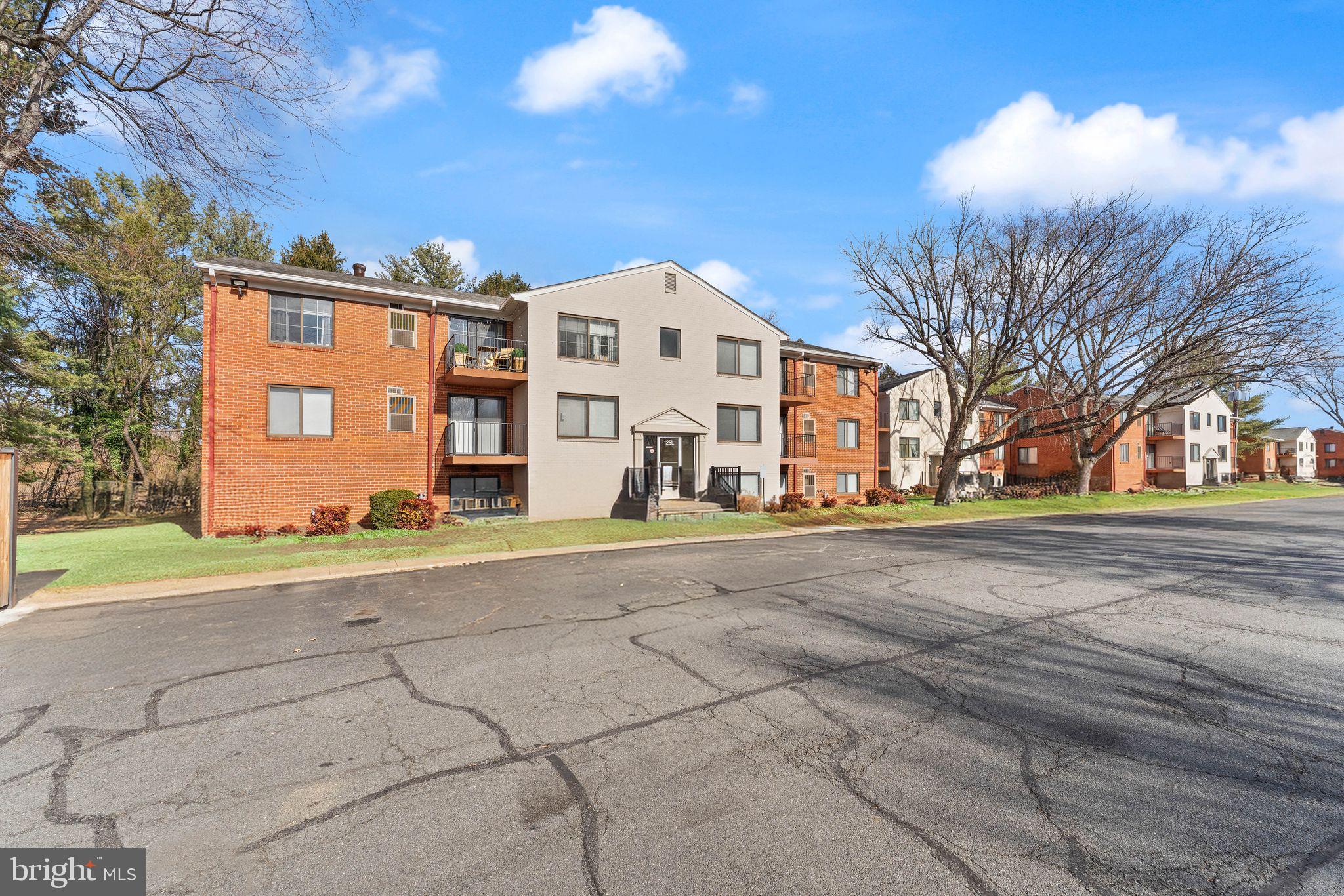 COUNTRY CLUB GREEN - Residential