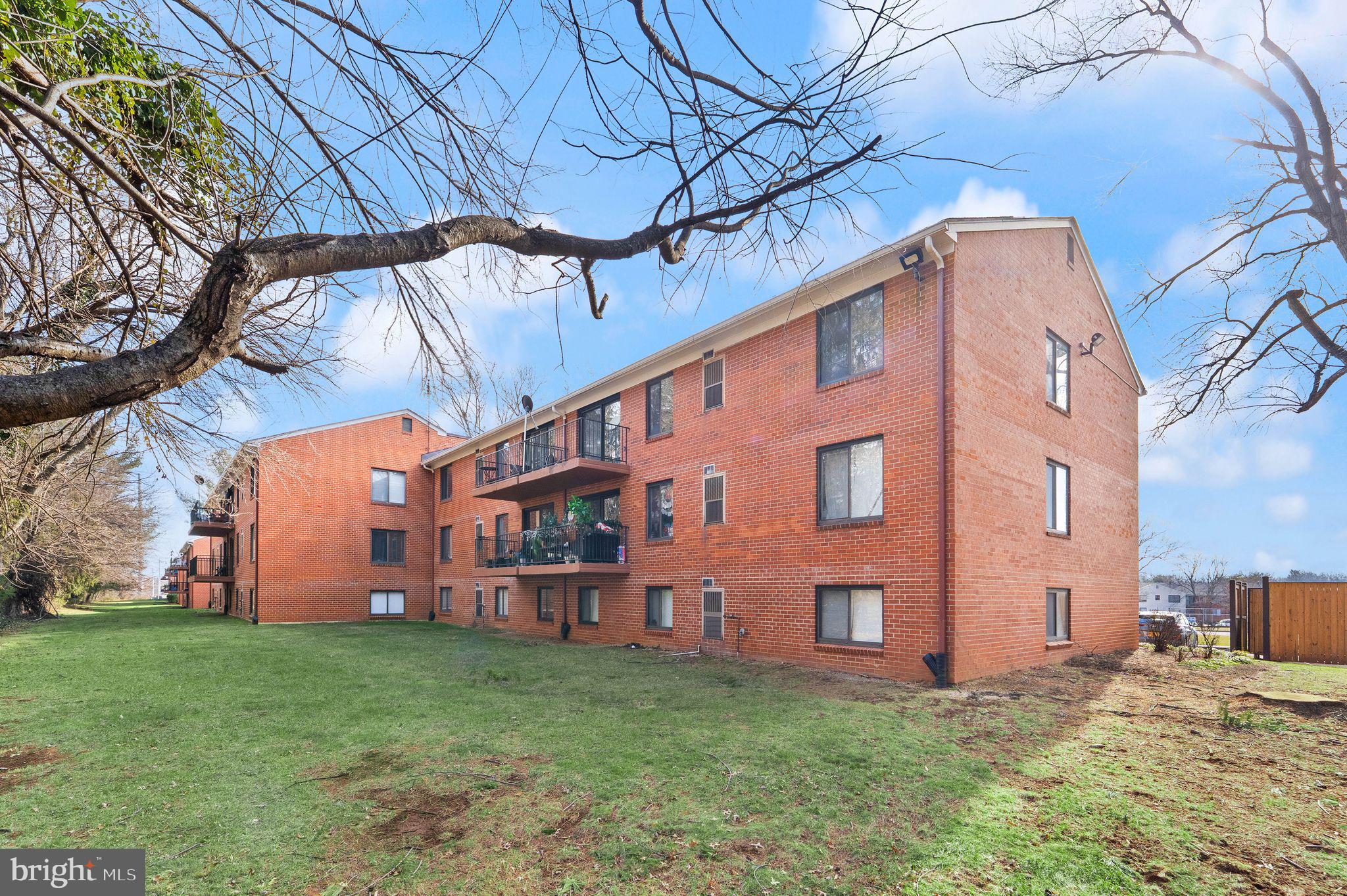 COUNTRY CLUB GREEN - Residential