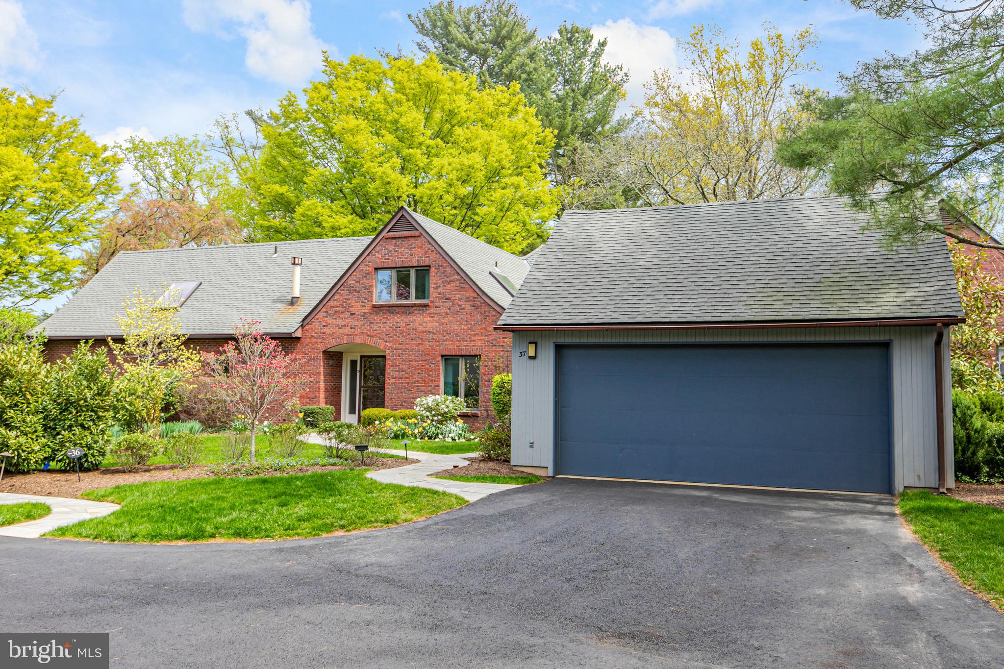 37 CONSTITUTION HILL W