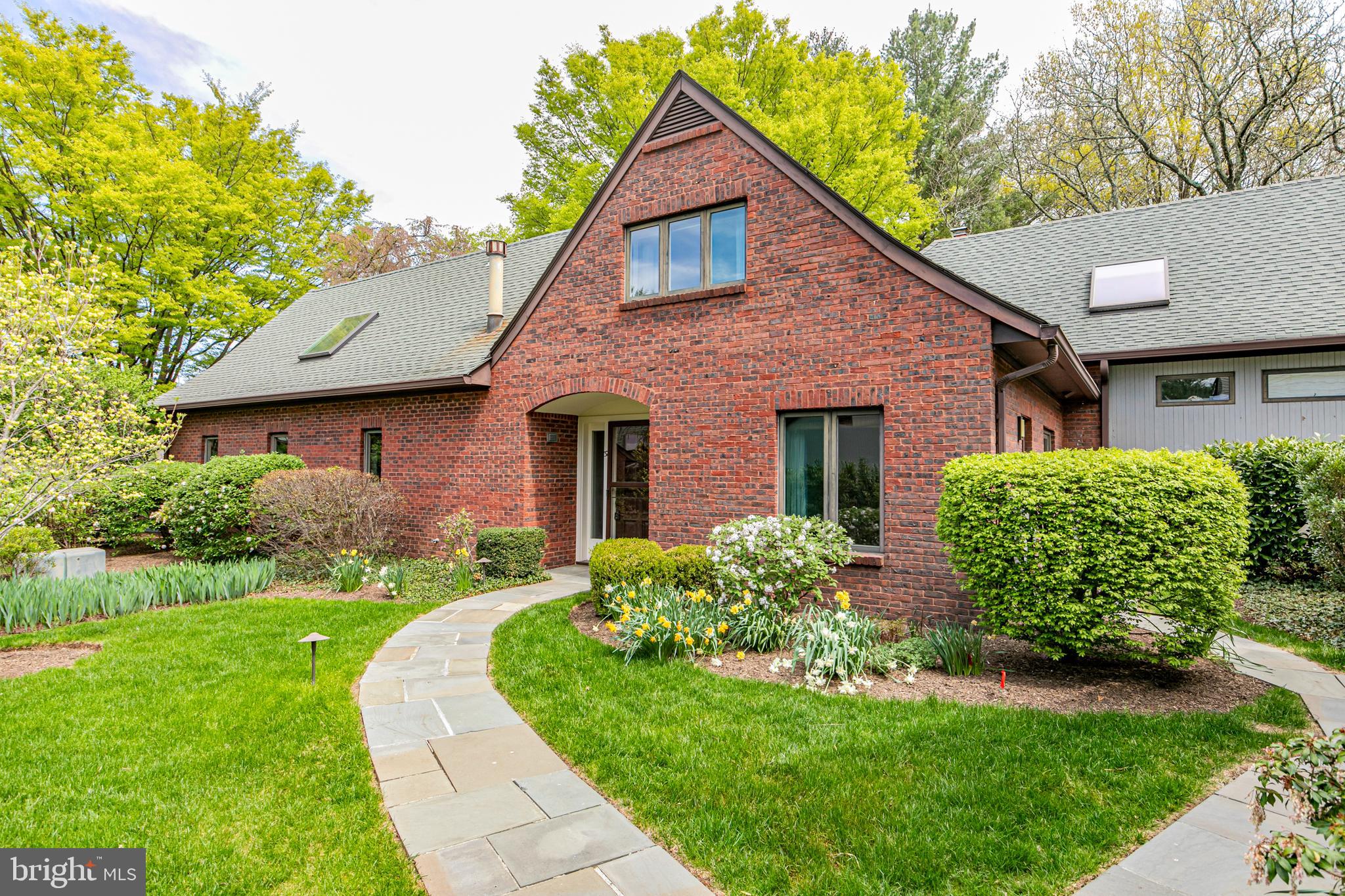 37 CONSTITUTION HILL W