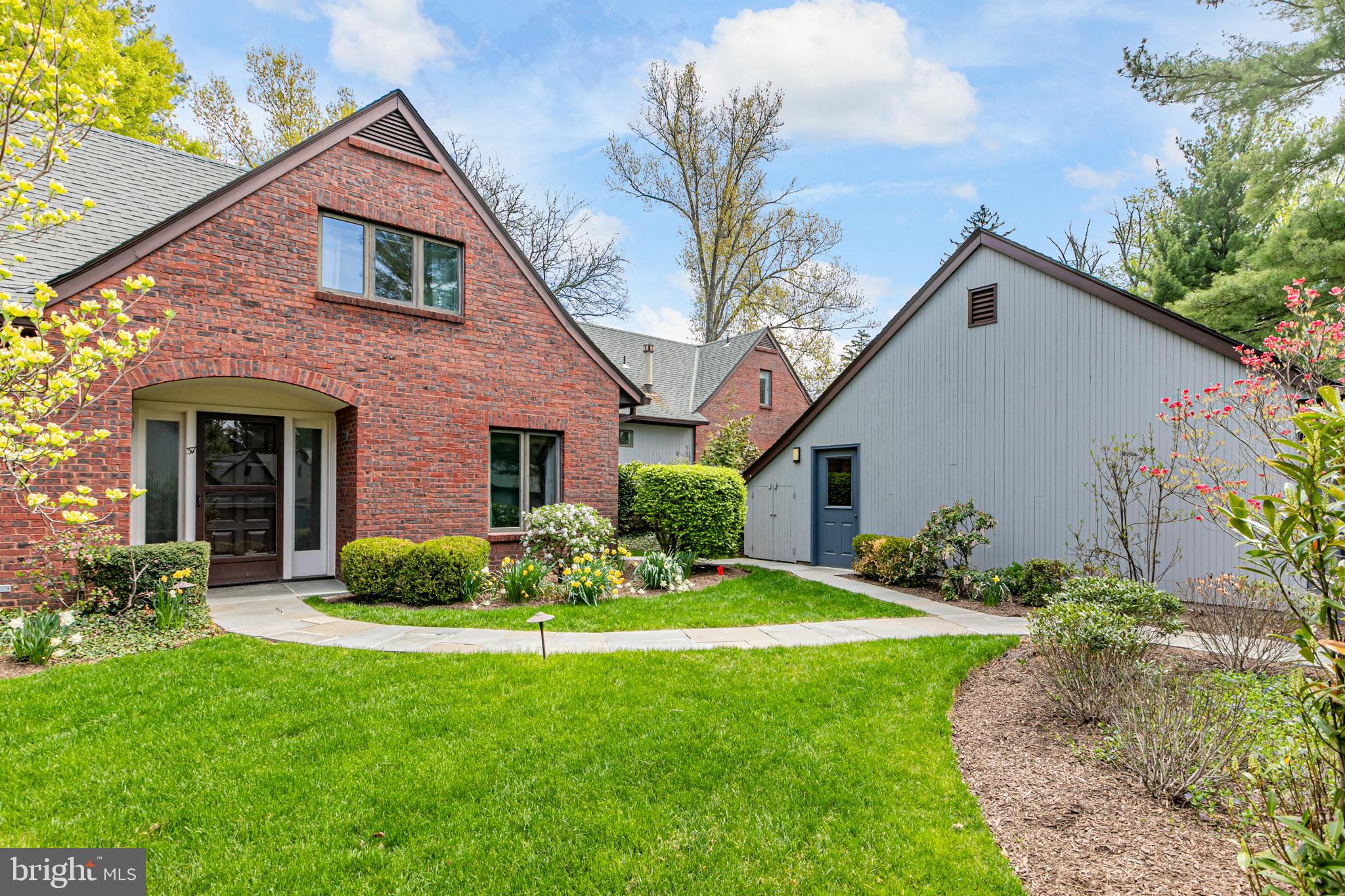 37 CONSTITUTION HILL W