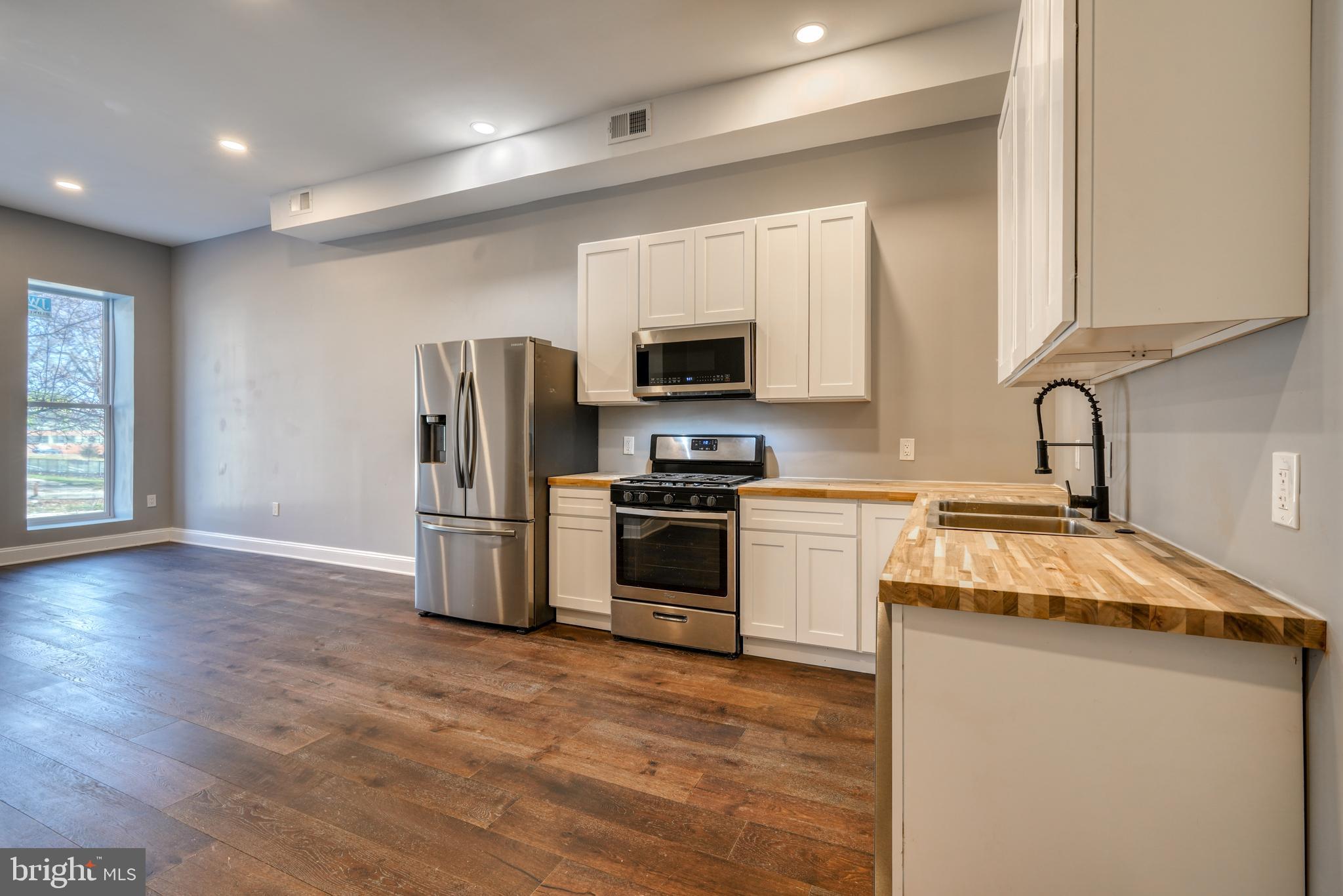 Welcome to home to luxury. This unit offers a fully renovated 3-bedrooms, 2-full baths with an open floor plan and a seamless flow between the living, dining, and kitchen areas. The kitchen is equipped with stainless appliances, ample cabinetry and countertop space perfect for entertainment. The bedrooms in this unit are spacious and well-lit, offering comfortable retreats for rest and relaxation. The unit offers a perfect blend of comfort and style with luxury design that features ceilings and modern features. Close to amenities, parks, and transportation.
MUST be approve via theguarantors.com