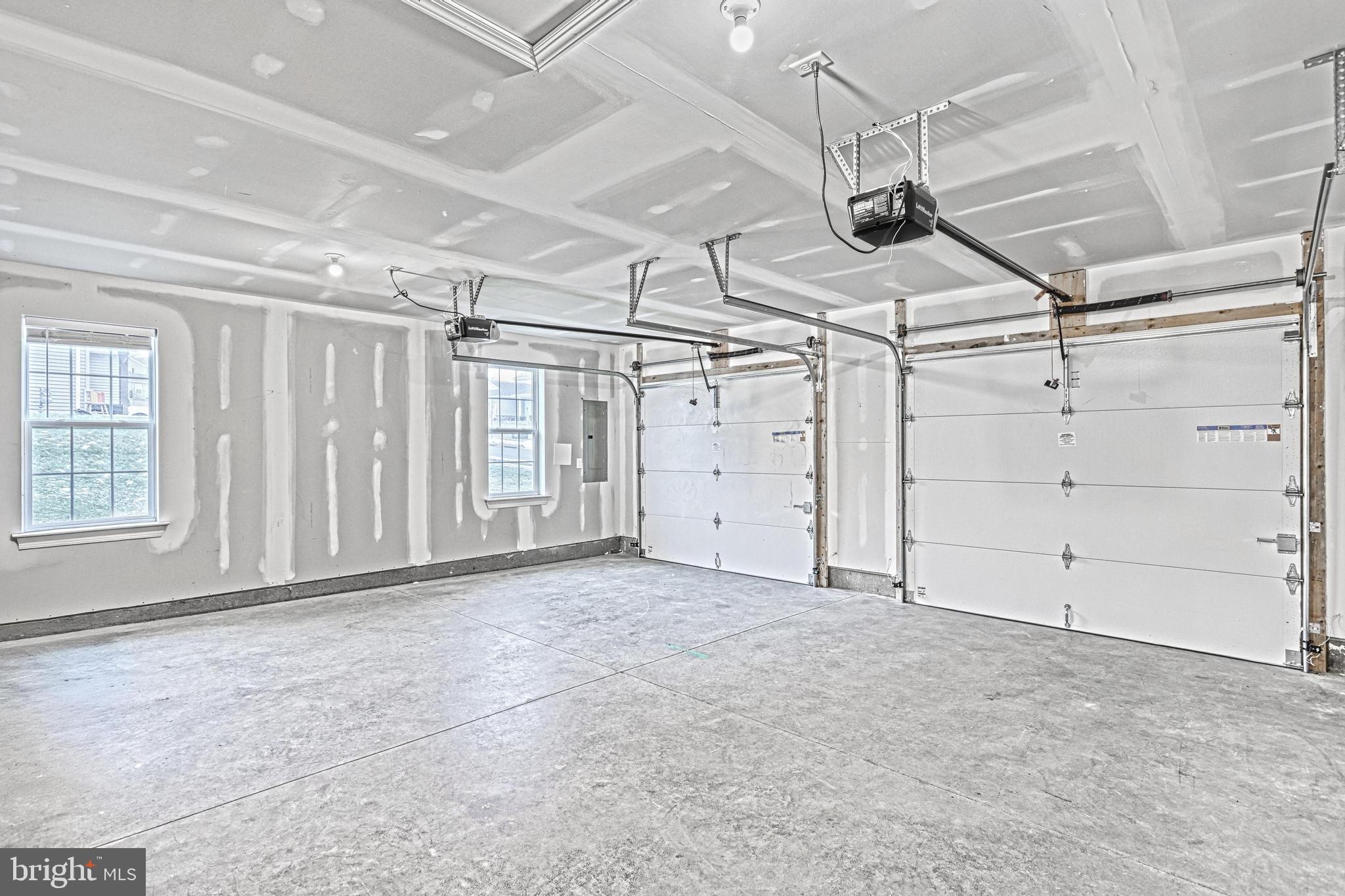 WINDY HEIGHTS, THE NEW - Residential