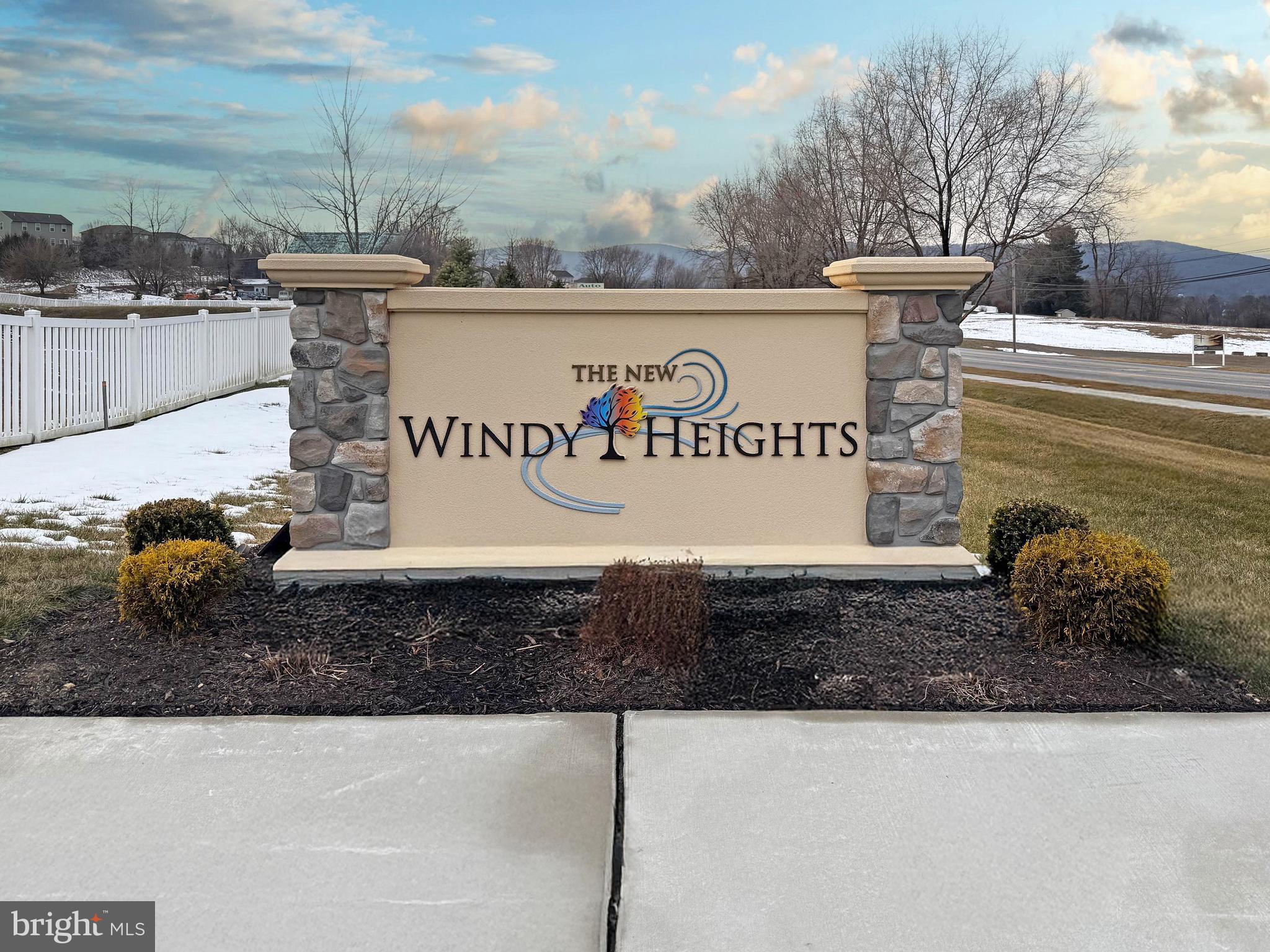 WINDY HEIGHTS, THE NEW - Residential