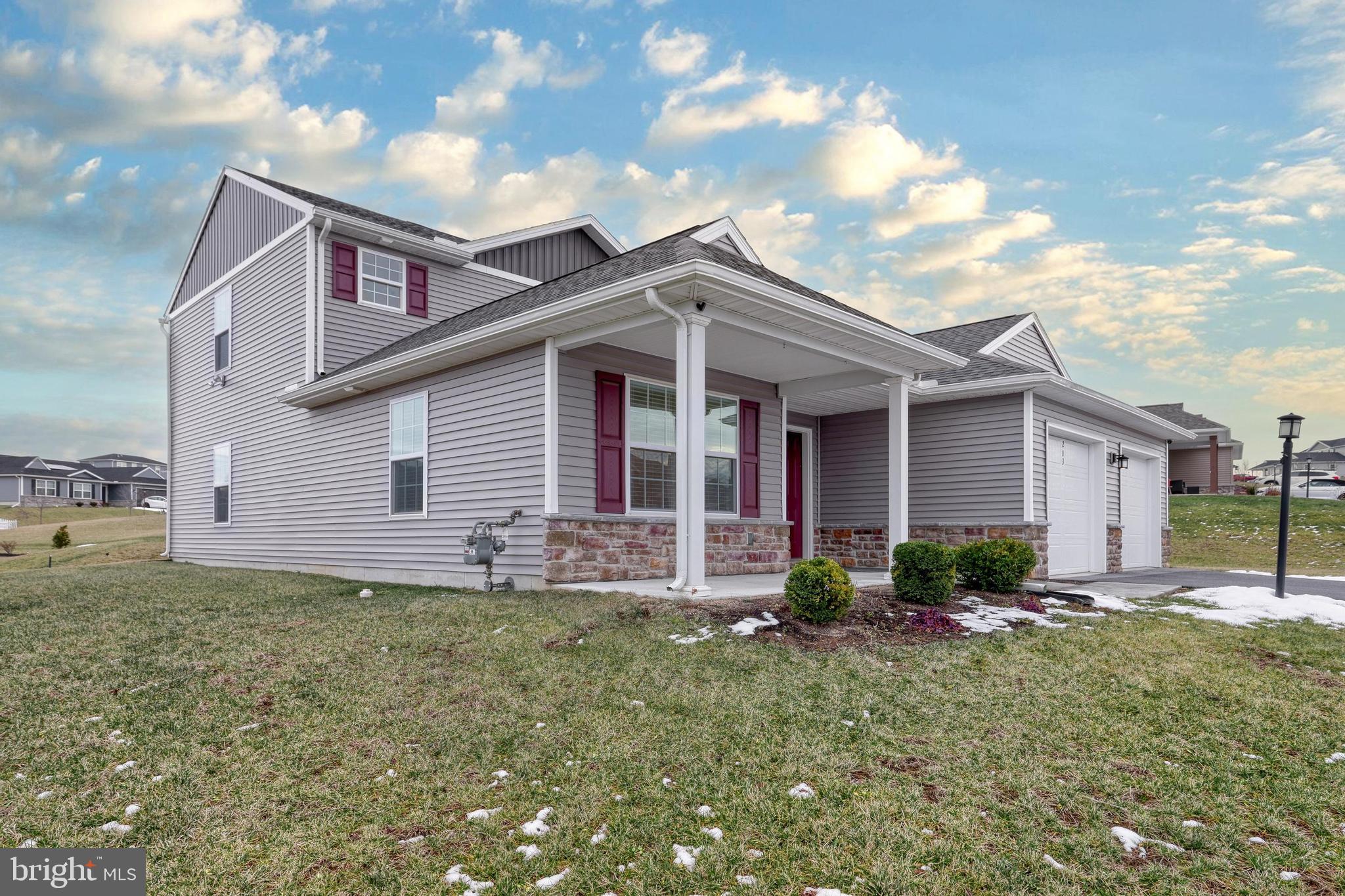 WINDY HEIGHTS, THE NEW - Residential