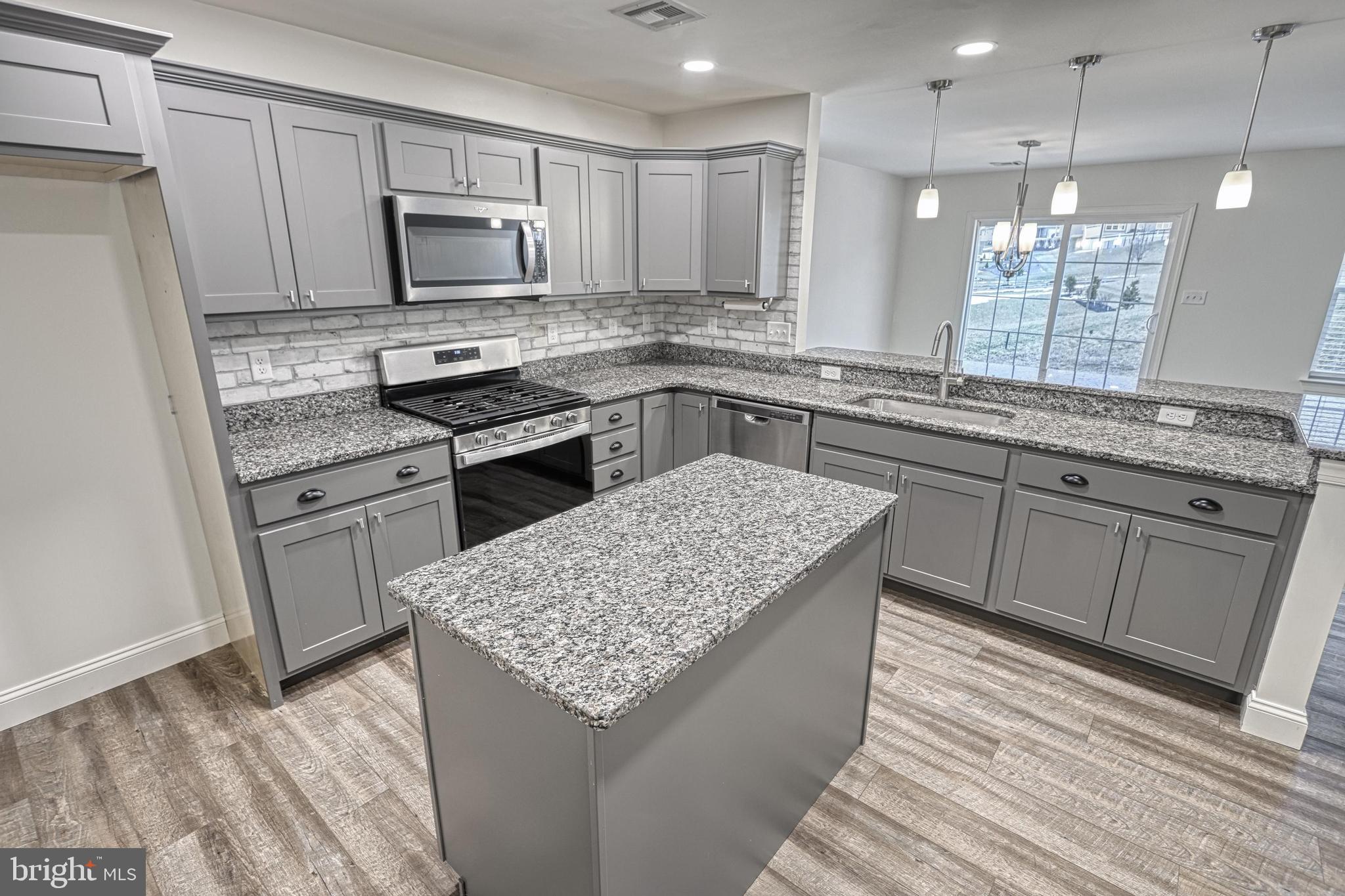 WINDY HEIGHTS, THE NEW - Residential