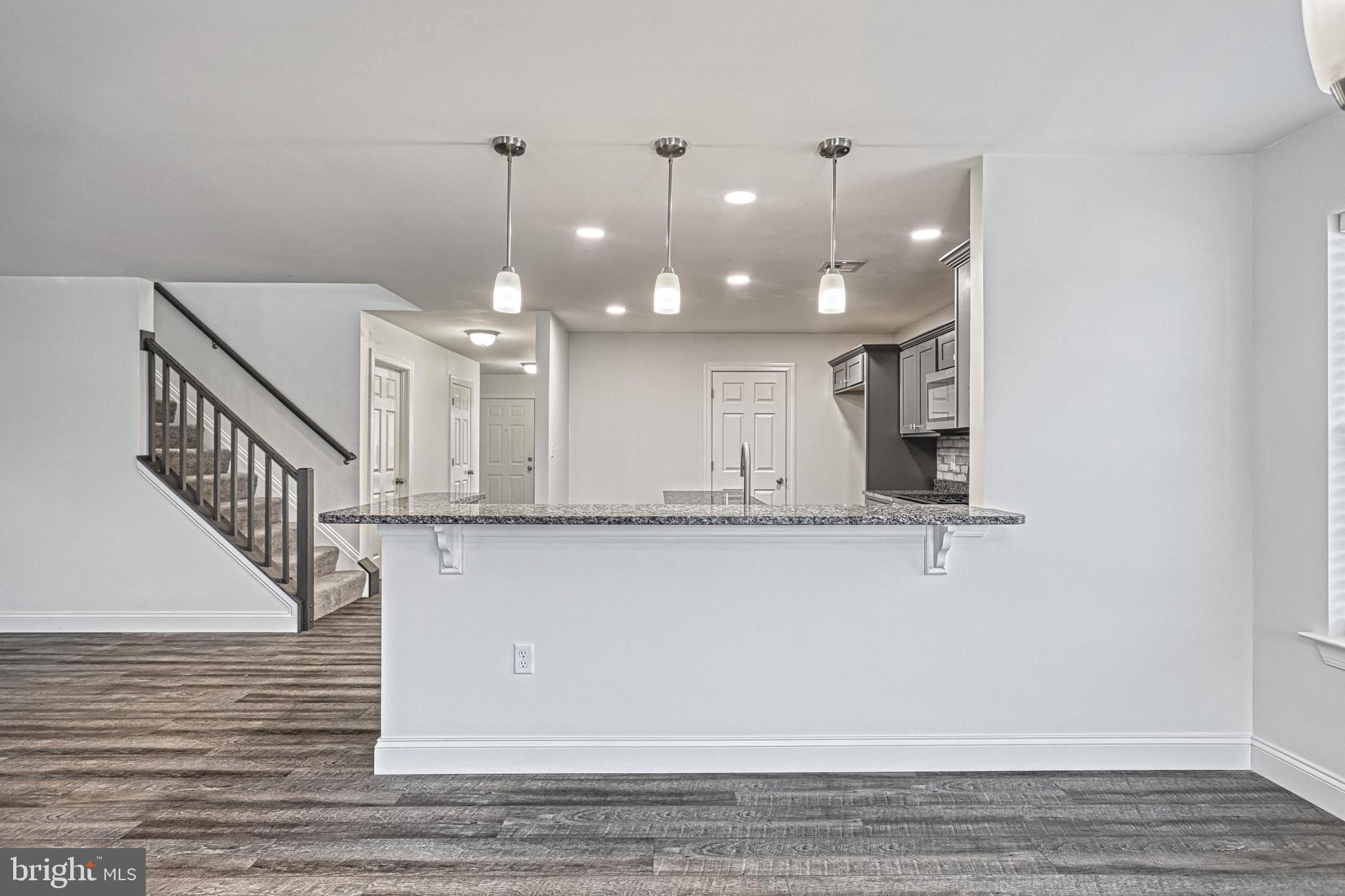 WINDY HEIGHTS, THE NEW - Residential