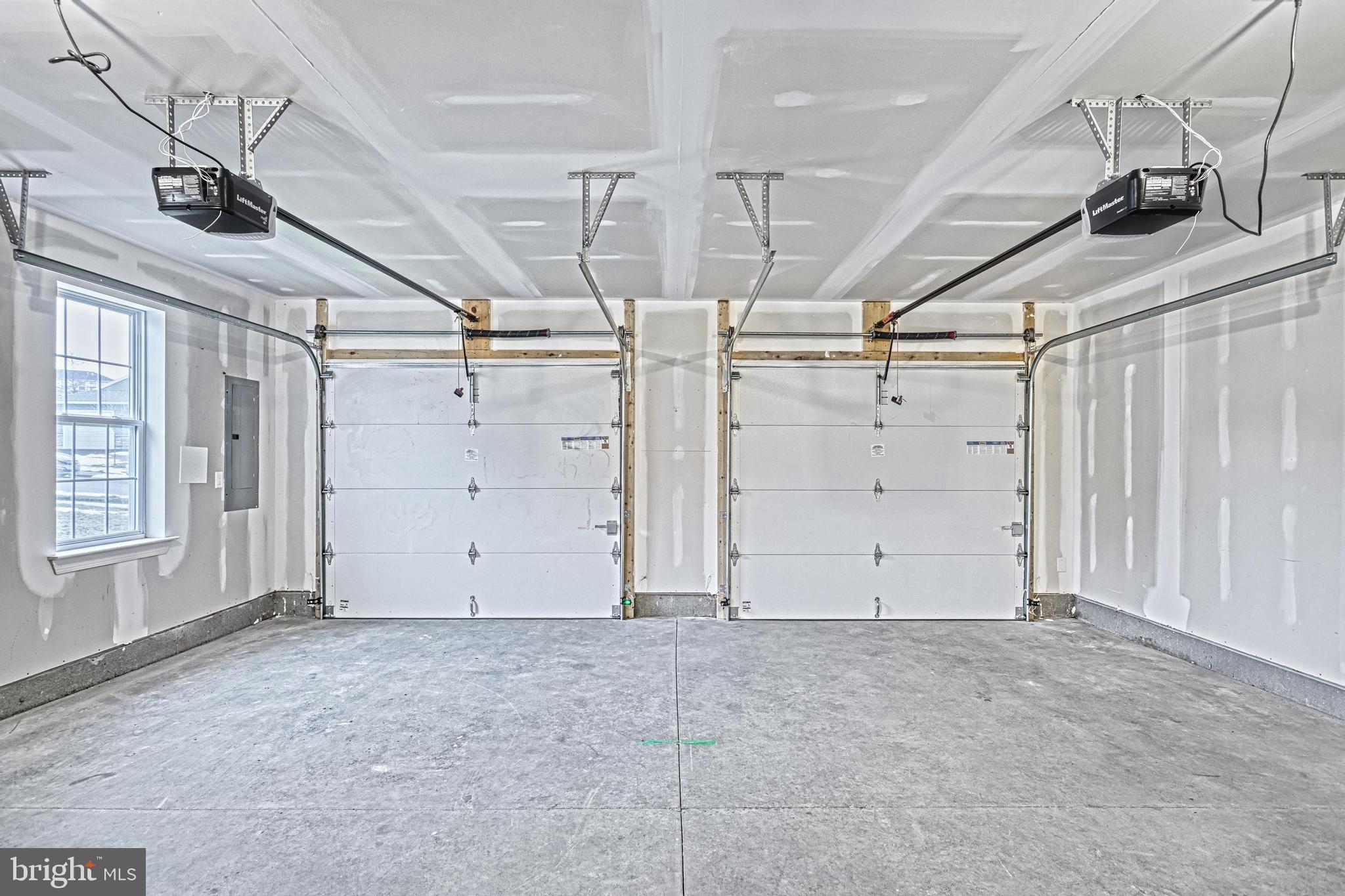 WINDY HEIGHTS, THE NEW - Residential