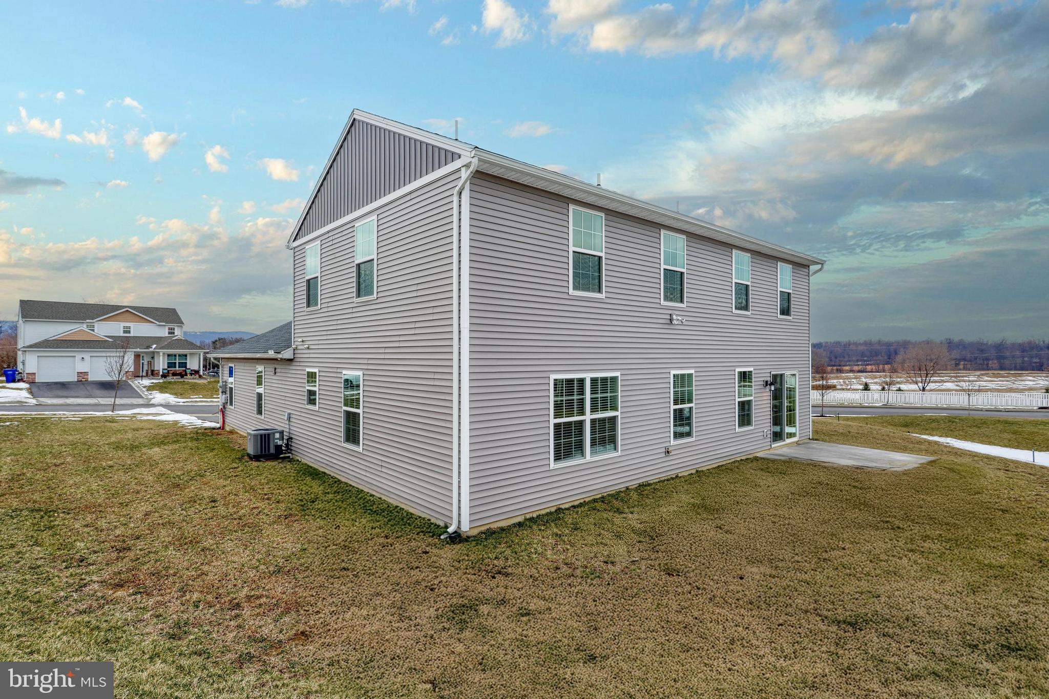 WINDY HEIGHTS, THE NEW - Residential