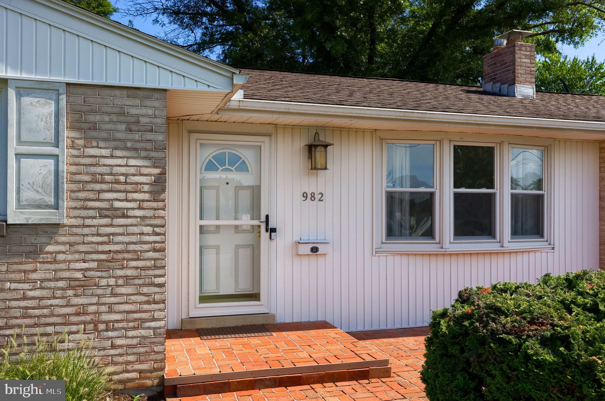 982 DAFFODIL DRIVE
