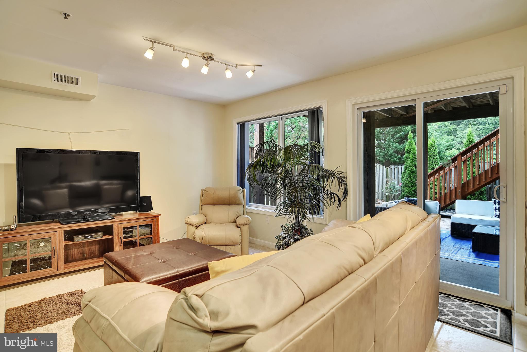 NORTHRIDGE - Residential