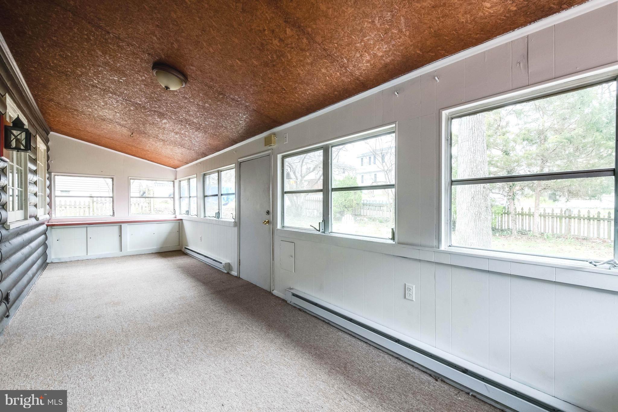 WOODLAND BEACH - Residential